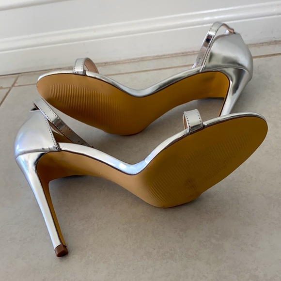 Beautiful Silver heeled sandals - Picture 3 of 9